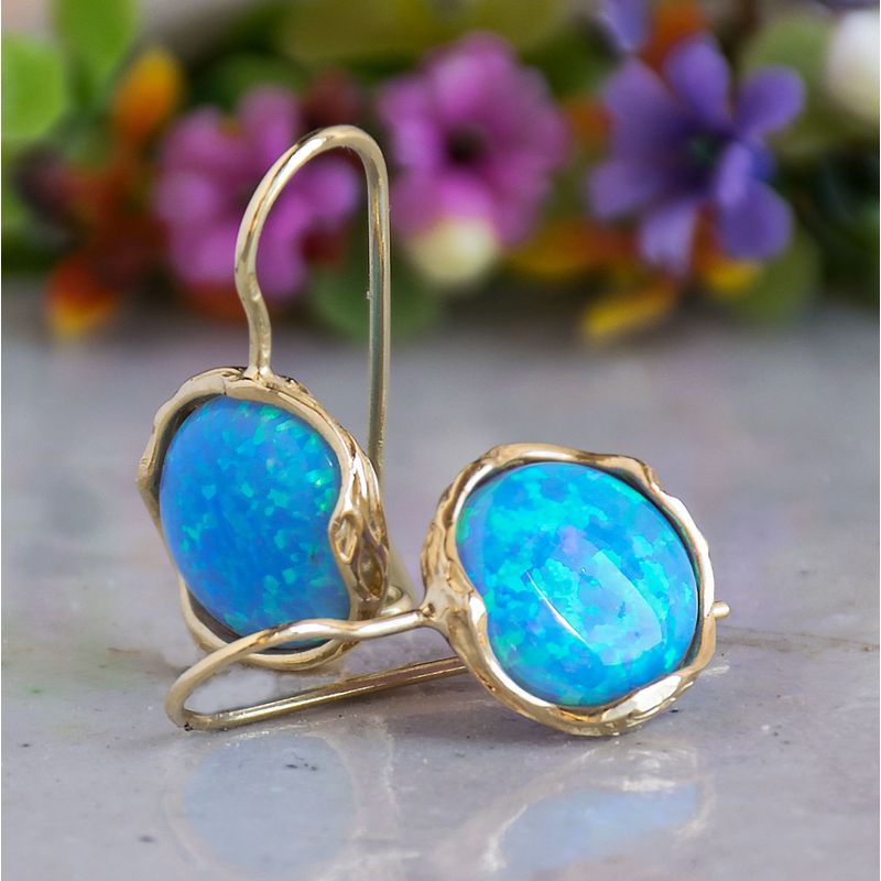 עגילי זהב 14 קראט מעוטרים אבן אופל כחול