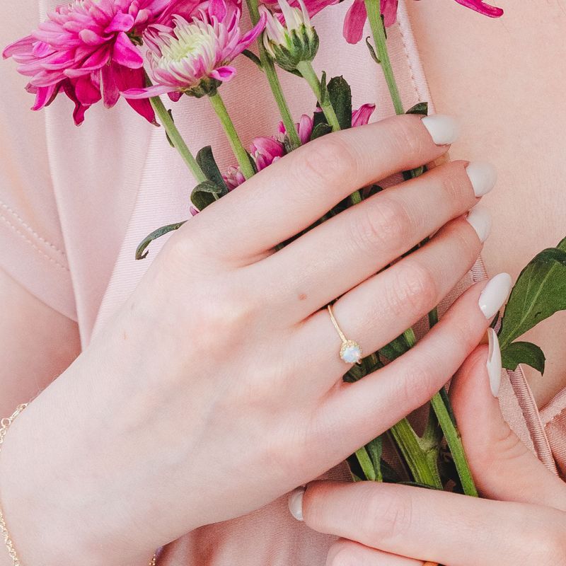 טבעת זהב 14 קראט אופל לבן עגול