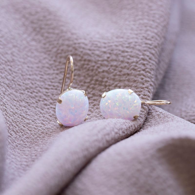 עגילי זהב תלויים 14 קראט אופל לבן