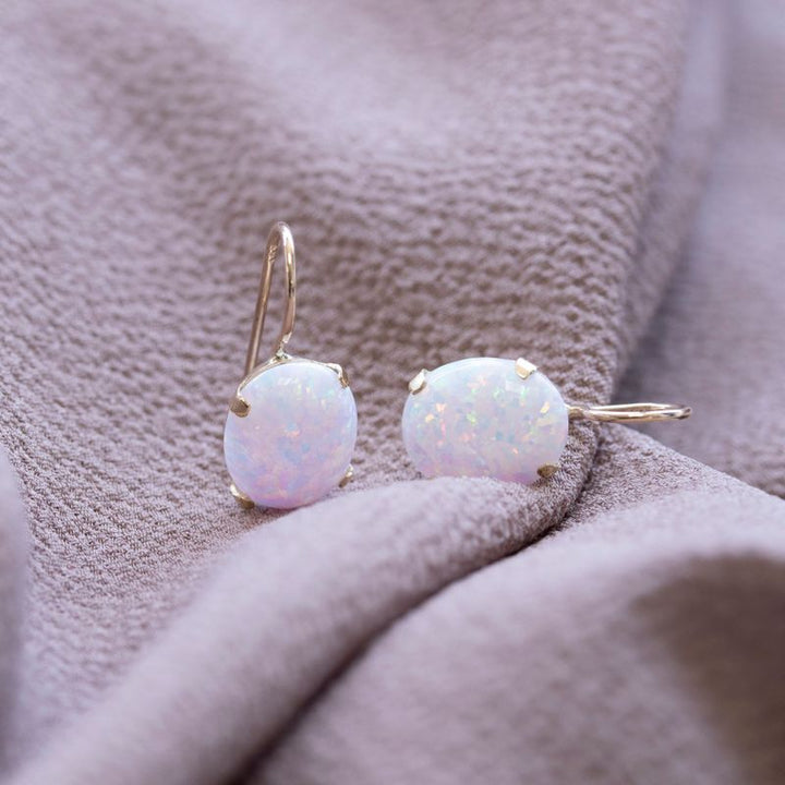 עגילי זהב תלויים 14 קראט אופל לבן