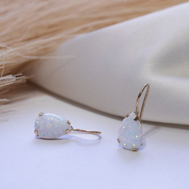 עגילי זהב תלויים בשיבוץ אופל לבן