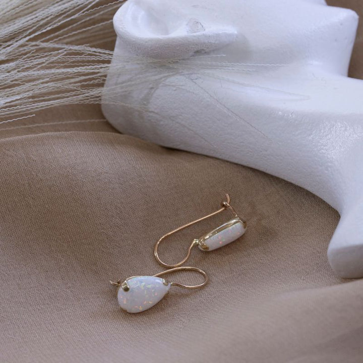 עגילי זהב תלויים בשיבוץ אופל לבן