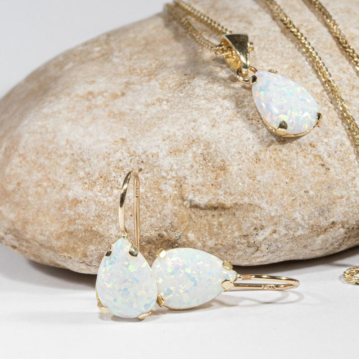 עגילי זהב תלויים בשיבוץ אופל לבן