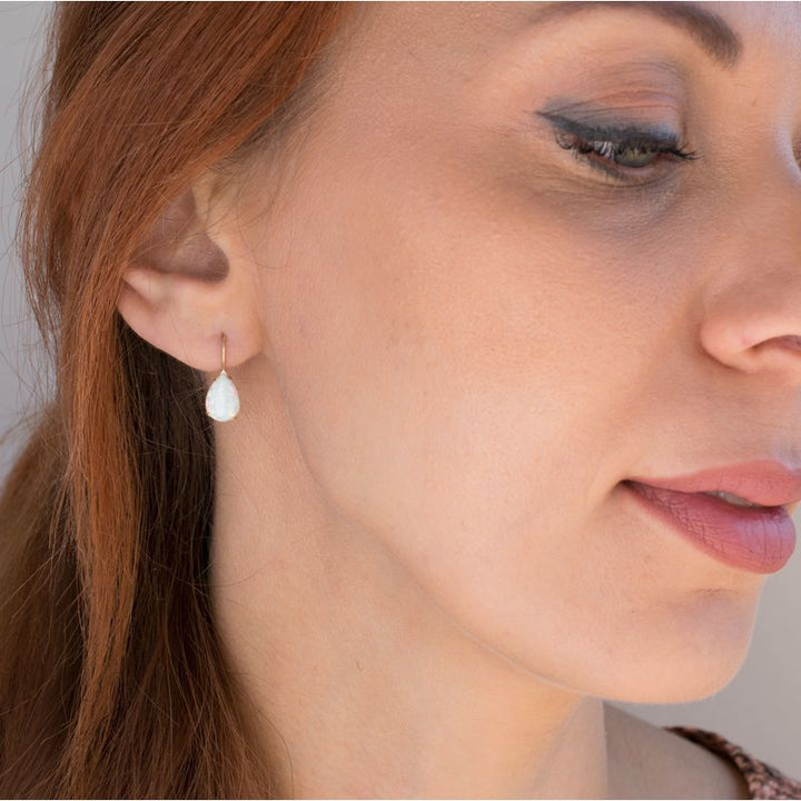 עגילי זהב תלויים בשיבוץ אופל לבן