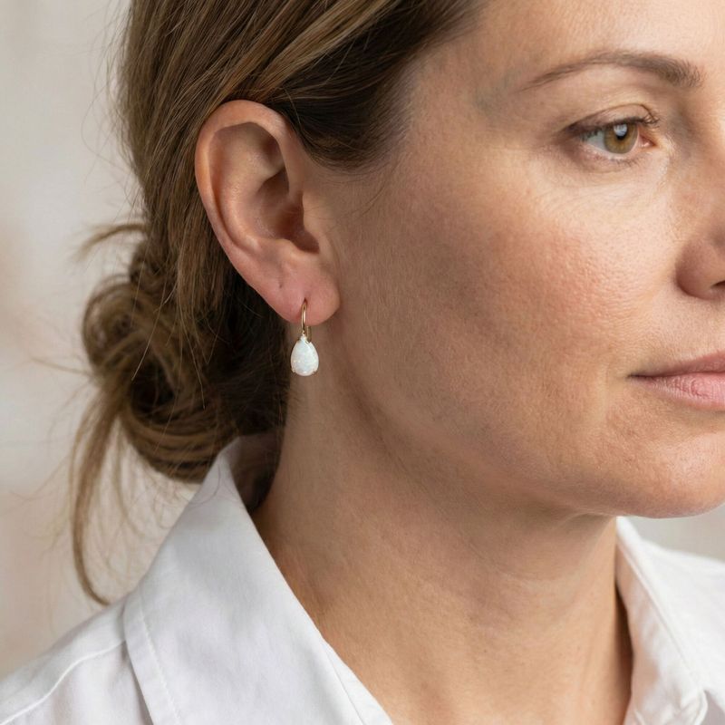 עגילי זהב תלויים בשיבוץ אופל לבן