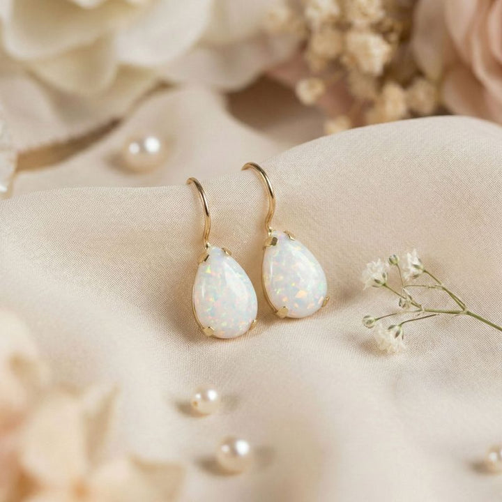 עגילי זהב תלויים בשיבוץ אופל לבן