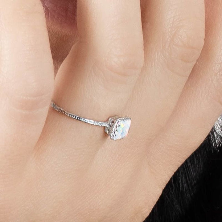 טבעת זהב לבן 14 קראט מרובעת אופל לבן