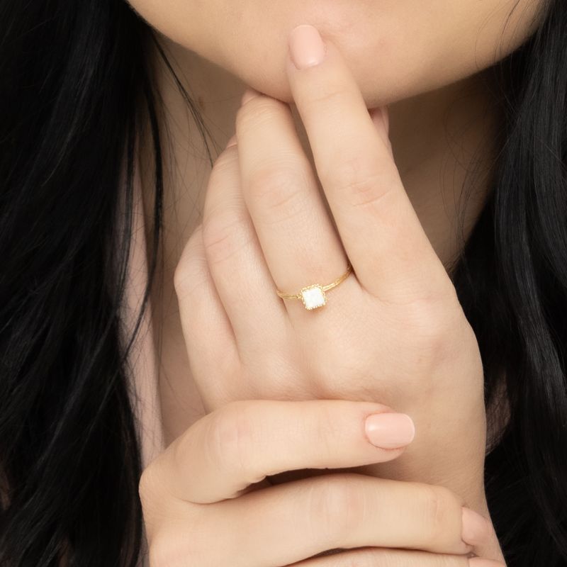 טבעת זהב 14 קראט אופל לבן מרובעת