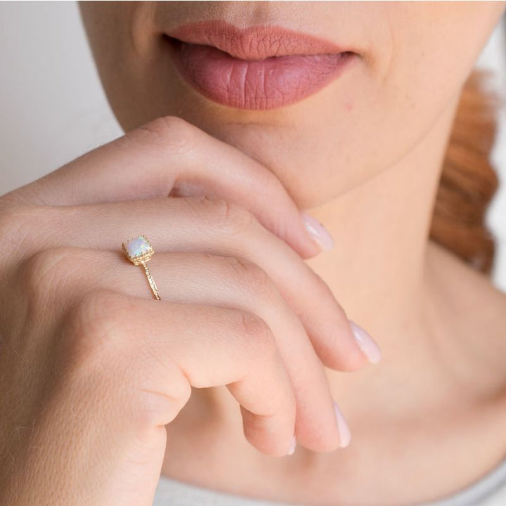 טבעת זהב 14 קראט אופל לבן מרובעת