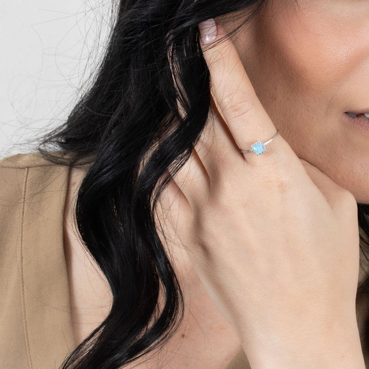 טבעת זהב לבן 14 קראט אופל כחול מרובעת