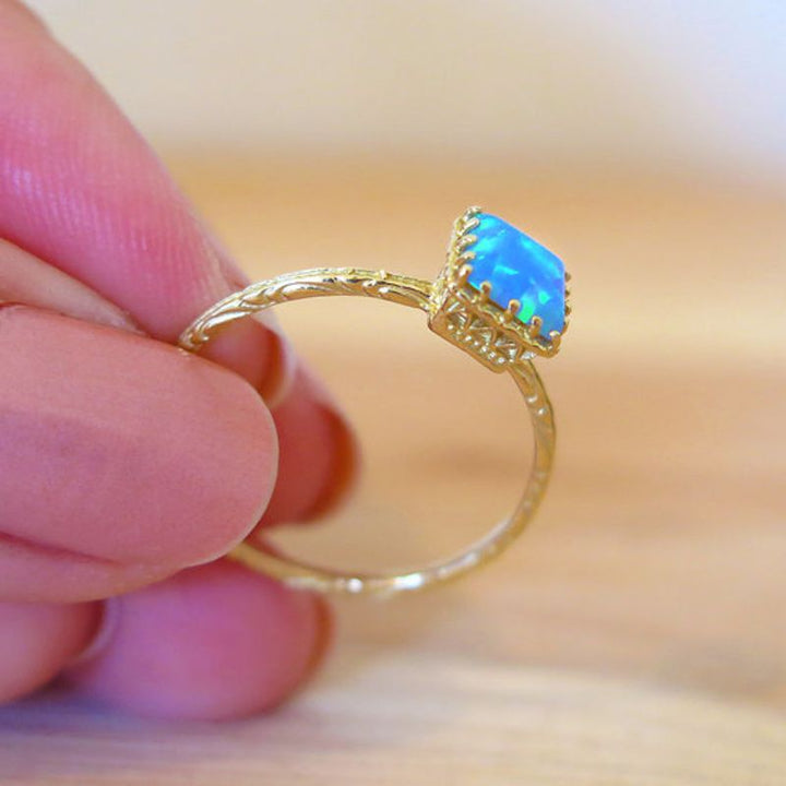 טבעת זהב 14 קראט אופל כחול מרובעת