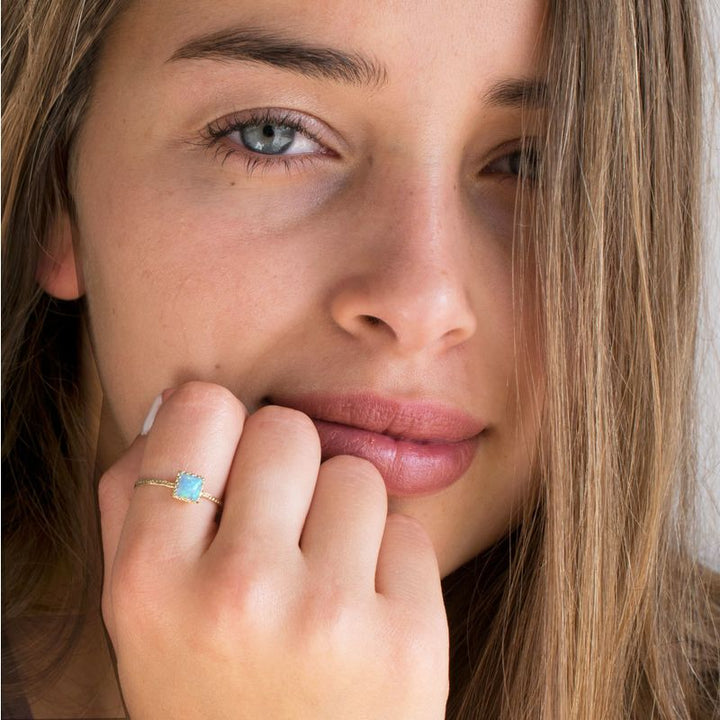 טבעת זהב 14 קראט אופל כחול מרובעת