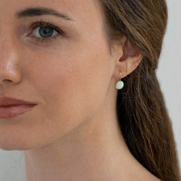 עגילי זהב תלויים 14 קראט אבן אופל לבן