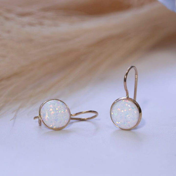 עגילי זהב תלויים 14 קראט אבן אופל לבן