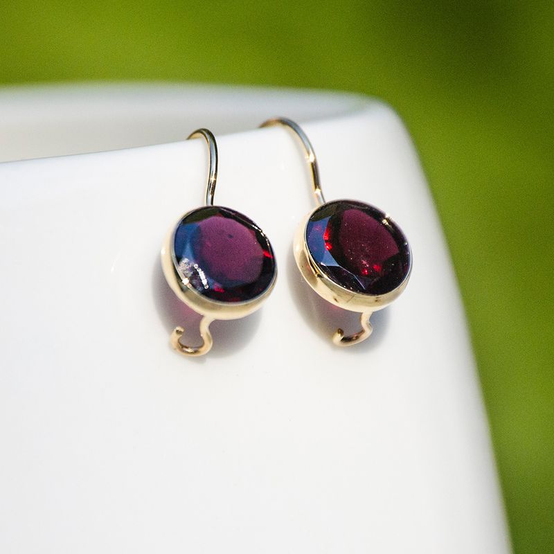 עגילי זהב 14 קראט תלויים אבן גארנט בורדו