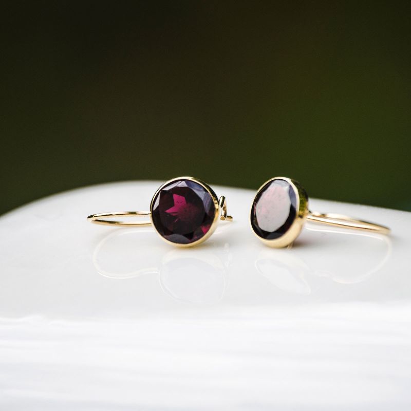 עגילי זהב 14 קראט תלויים אבן גארנט בורדו