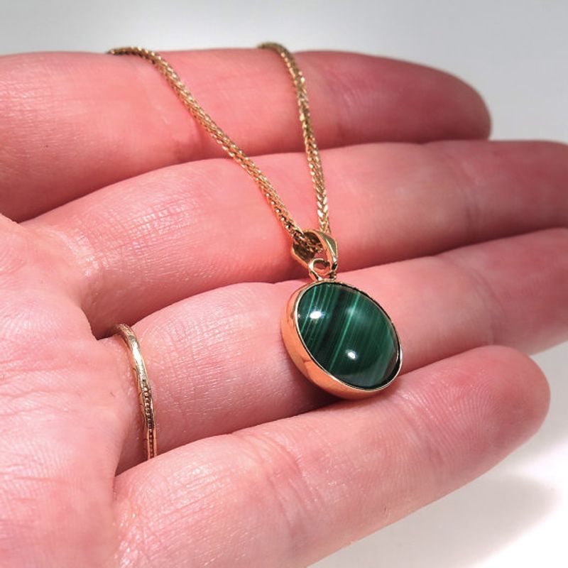 תליון עגול זהב 14 קראט באבן מלאכית ירוקה