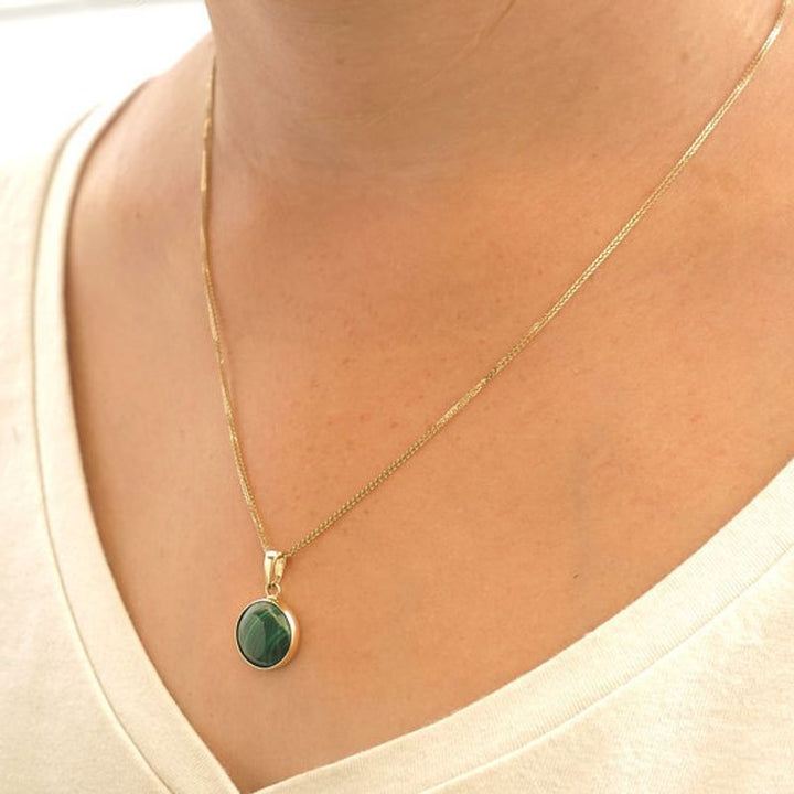 תליון עגול זהב 14 קראט באבן מלאכית ירוקה