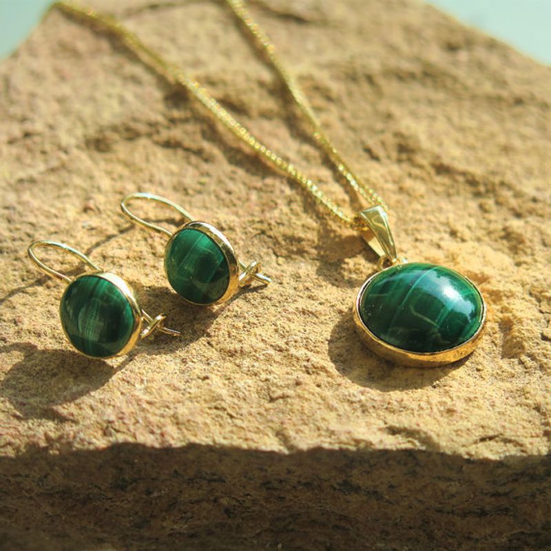 תליון עגול זהב 14 קראט באבן מלאכית ירוקה