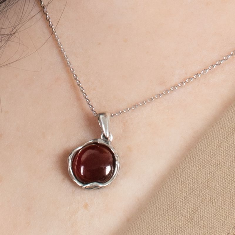 תליון זהב לבן גרנט מעוטר עגול