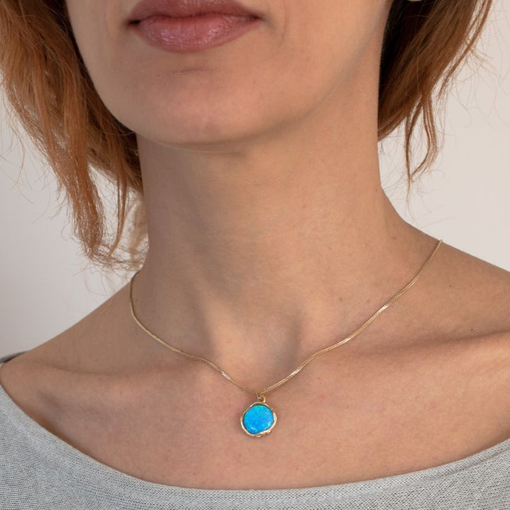 תליון מעוטר במסגרת זהב 14 קראט אבן אופל כחול