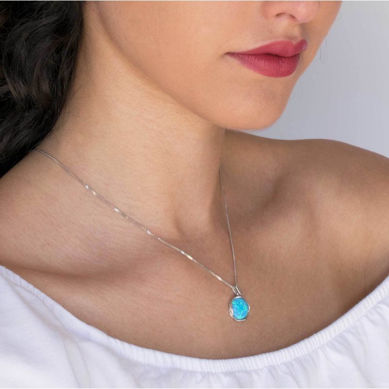 תליון זהב לבן אופל כחול מעוטר קבושון