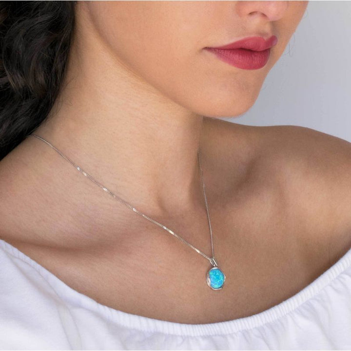 תליון זהב לבן אופל כחול מעוטר קבושון