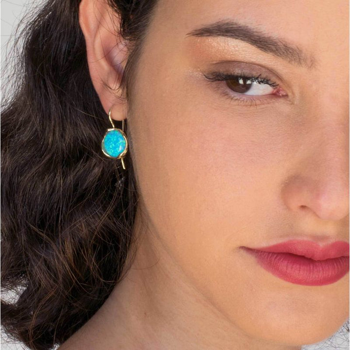 עגילי זהב 14 קראט מעוטרים אבן אופל כחול