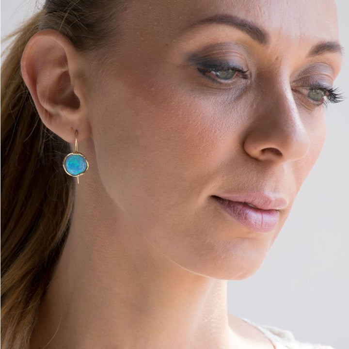 עגילי זהב 14 קראט מעוטרים אבן אופל כחול