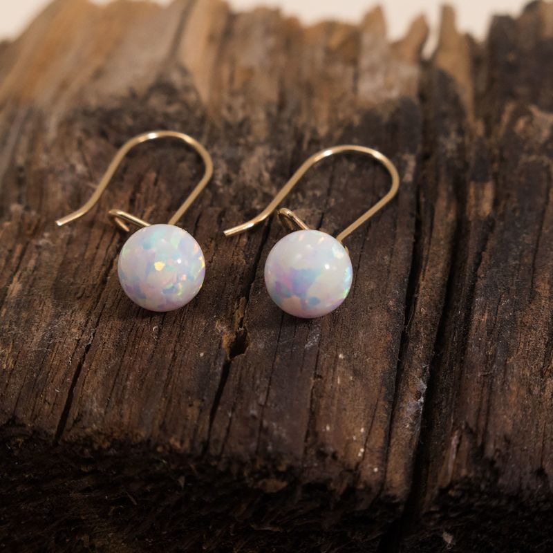 עגילי זהב 14 קראט אבן אופל לבן כדור