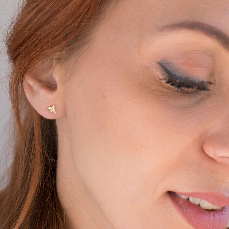 עגילי זהב 14 קראט צמודים דבורה