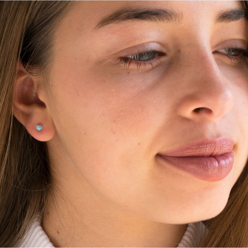 עגילים צמודים זהב 14 קראט אופל כחול