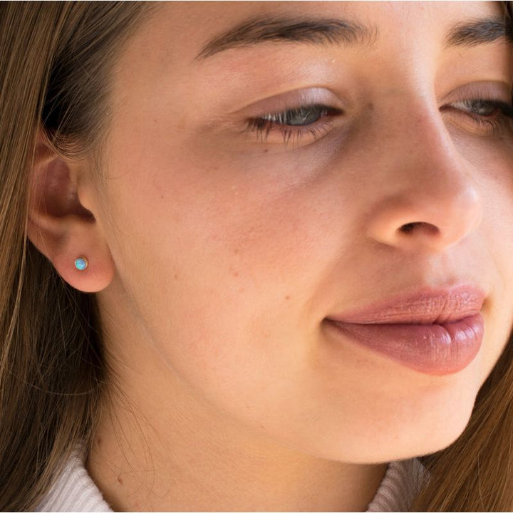 עגילים צמודים זהב 14 קראט אופל כחול