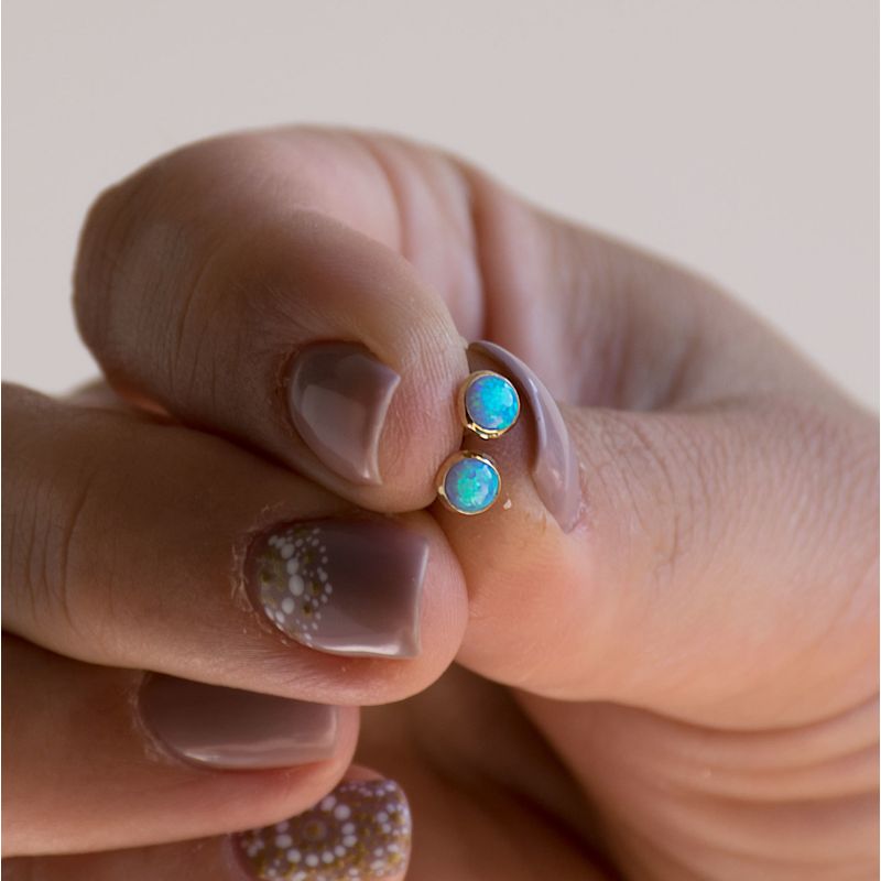 עגילים צמודים זהב 14 קראט אופל כחול