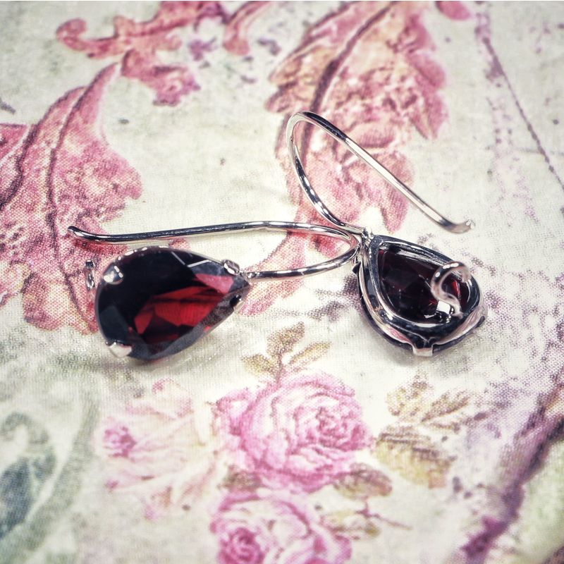 עגילי זהב לבן 14 קראטטיפה אבן גארנט בורדו