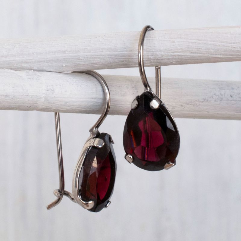 עגילי זהב לבן 14 קראטטיפה אבן גארנט בורדו