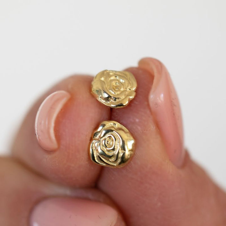 עגילי זהב 14 קראט צמודים שושנה סוגרי זהב