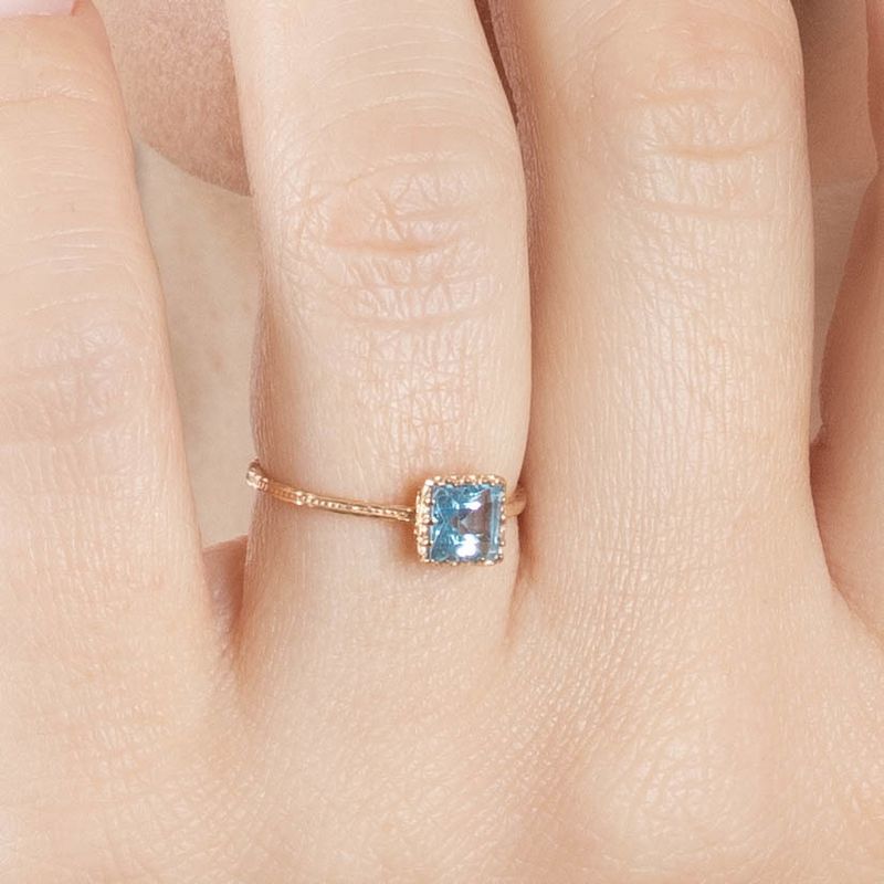 טבעת זהב אדום 14 קראט מרובעת באבן טופז