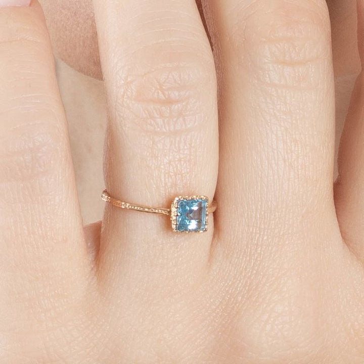 טבעת זהב אדום 14 קראט מרובעת באבן טופז