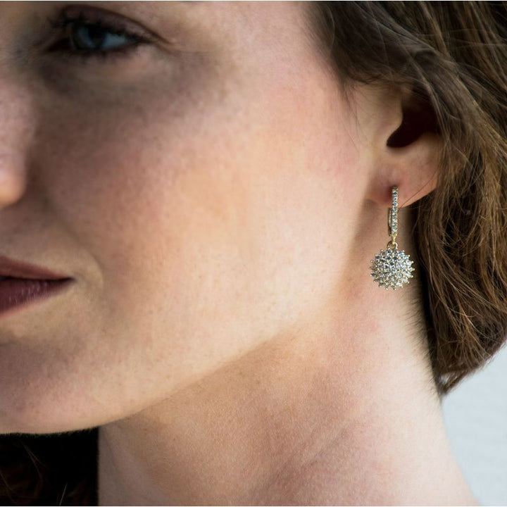 עגילים מעוטרים בזירקונים לבנים זהב 14 קראט