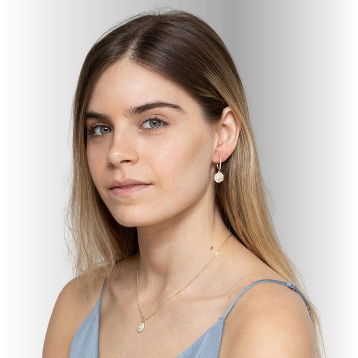 עגילים מעוטרים בזירקונים לבנים זהב 14 קראט