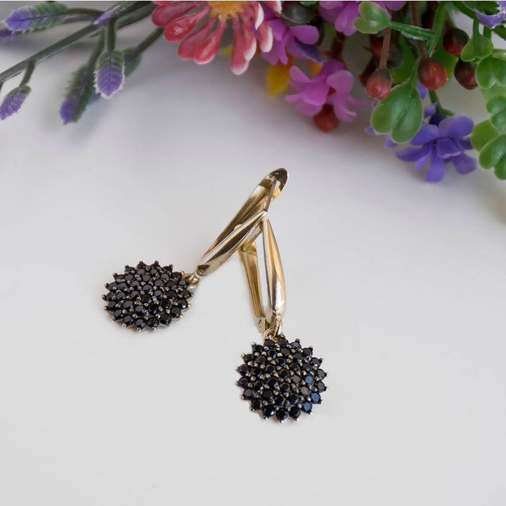 עגילים מעוטרים בזירקונים שחורים זהב 14 קראט