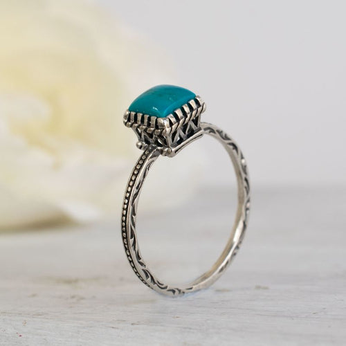 Серебряное кольцо 925 пробы с квадратным бирюзовым камнем.
