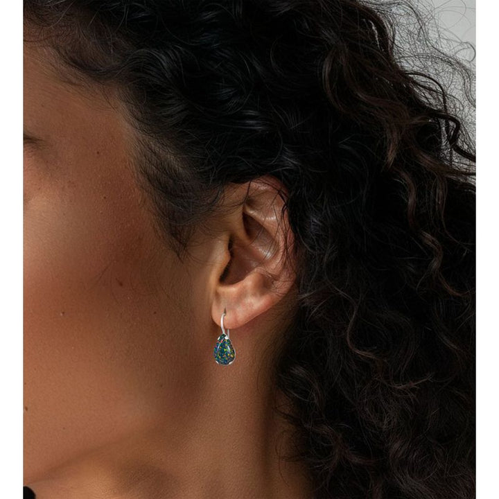 עגילי זהב לבן תלויים עם אופל שחור בצורת טיפה