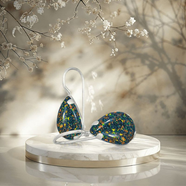 עגילי זהב לבן תלויים עם אופל שחור בצורת טיפה