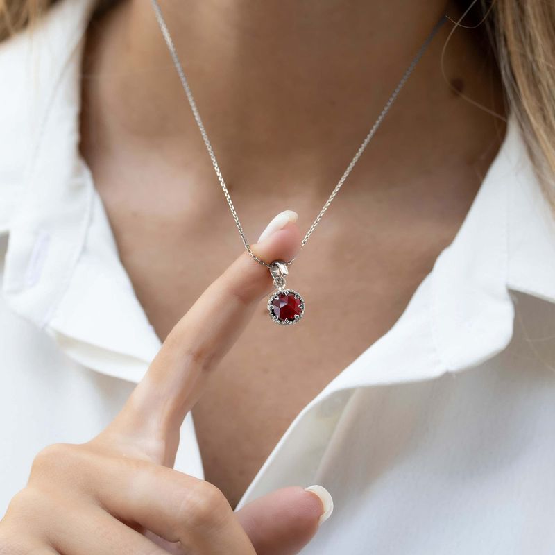 Серебряное колье 925 пробы с гранатом