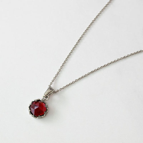 Серебряное колье 925 пробы с гранатом