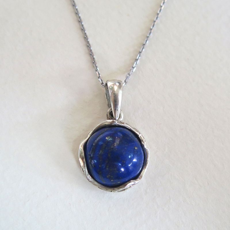 תליון לאפיס מעוטר זהב לבן