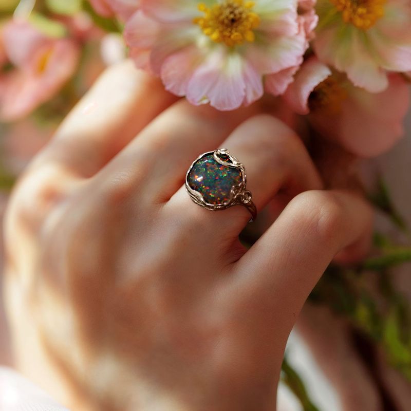 טבעת כסף פתוחה משובצת אופל שחור