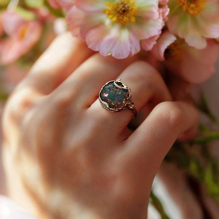 טבעת כסף פתוחה משובצת אופל שחור